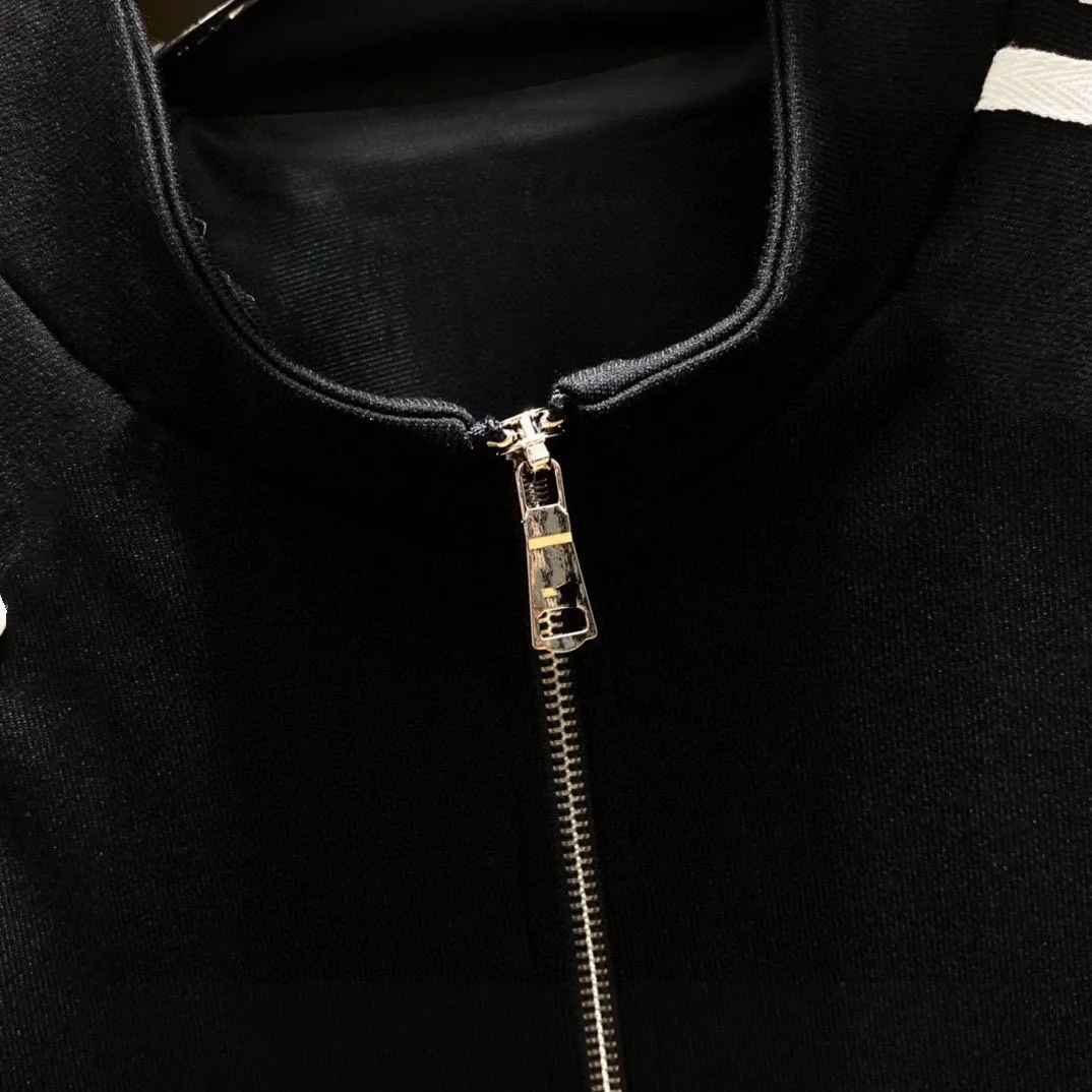 🅿️580 [LV Louis Vuitton] hot-selling suit is coming. Focus on the original version of the official website. 2025 new hot-selling cardigan and sweatshirt suit. The original order is the best. 🇭🇰The meticulous work of top designers. It has a fitting and perfect upper body effect. All-natural high-quality Tencel Roman cotton 100%, close-fitting comfort, noble and elegant! Original hardware embodies elegance and nobility! Counter size: M-3XL (maximum wear up to 190 pounds)